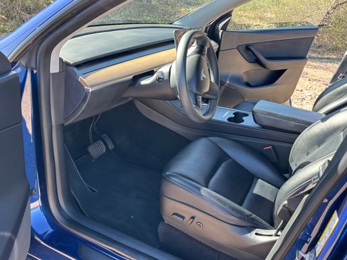 Used 2022 Tesla Model Y Long Range image 11