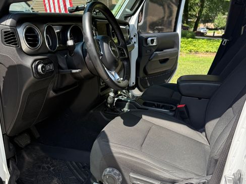 Used 2018 Jeep Wrangler Unlimited Sahara w/ Uconnect 4C Nav & Sound Group image 6