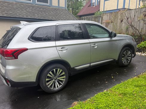 Used 2020 Mitsubishi Outlander ES image 1
