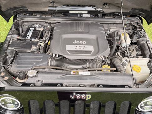 Used 2013 Jeep Wrangler Unlimited Sahara AWD/4WD image 11