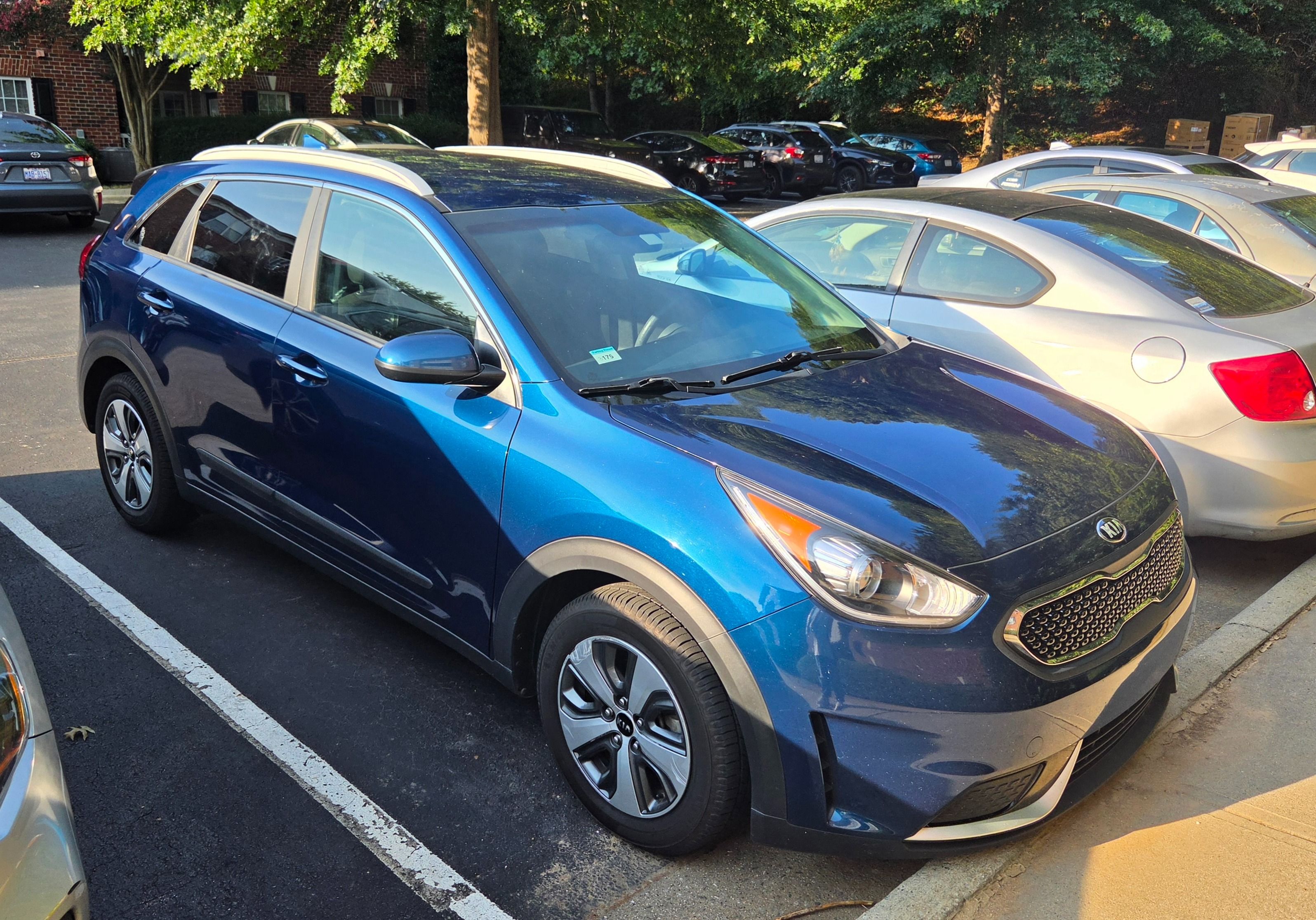 Used 2019 Kia Niro LX FWD image 1