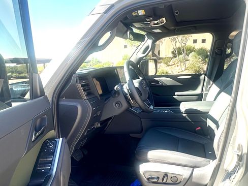 Used 2025 Lexus GX 550 image 12