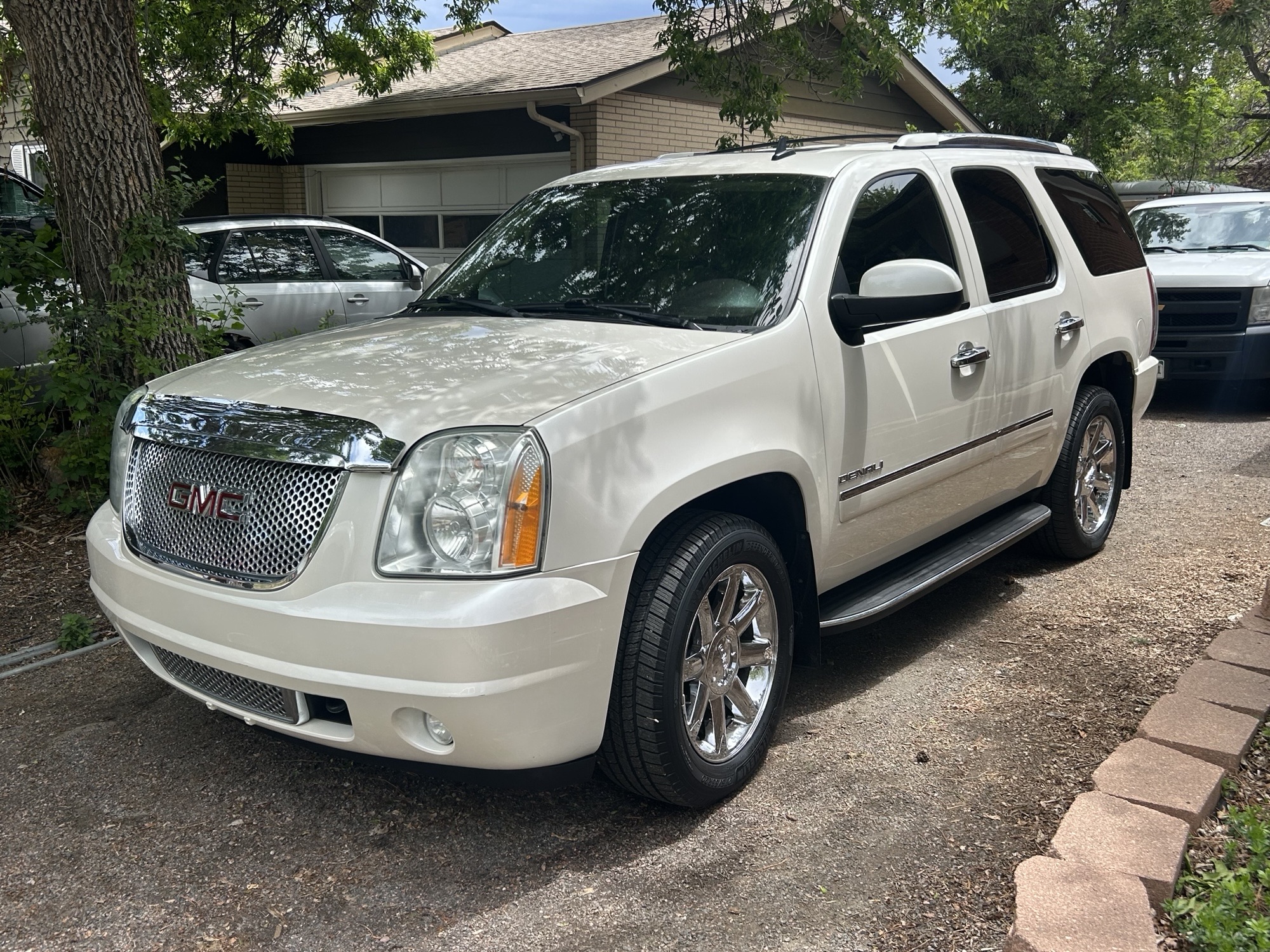 Used 2011 GMC Yukon Denali AWD/4WD image 2