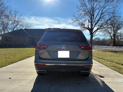 Used 2021 Volkswagen Tiguan SE w/ Panoramic Sunroof Package image 6