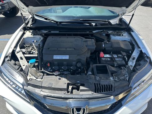 Used 2017 Honda Accord Touring image 13