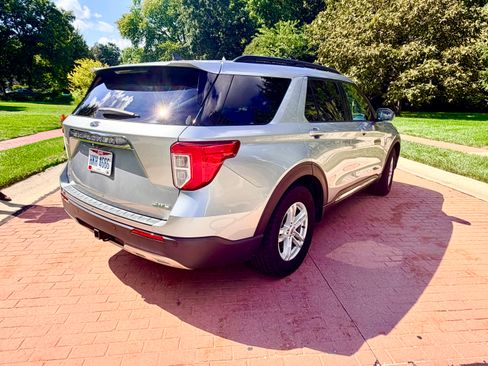 Used 2021 Ford Explorer XLT w/ Equipment Group 202A AWD/4WD image 6