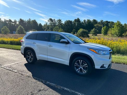 Used 2016 Toyota Highlander XLE image 18