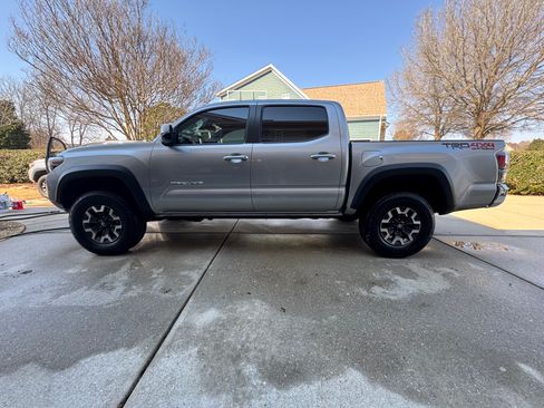 Used 2023 Toyota Tacoma TRD Off-Road image 2