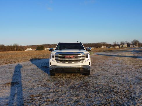 Used 2023 GMC Sierra 1500 SLE w/ Enhanced Capability Package image 5
