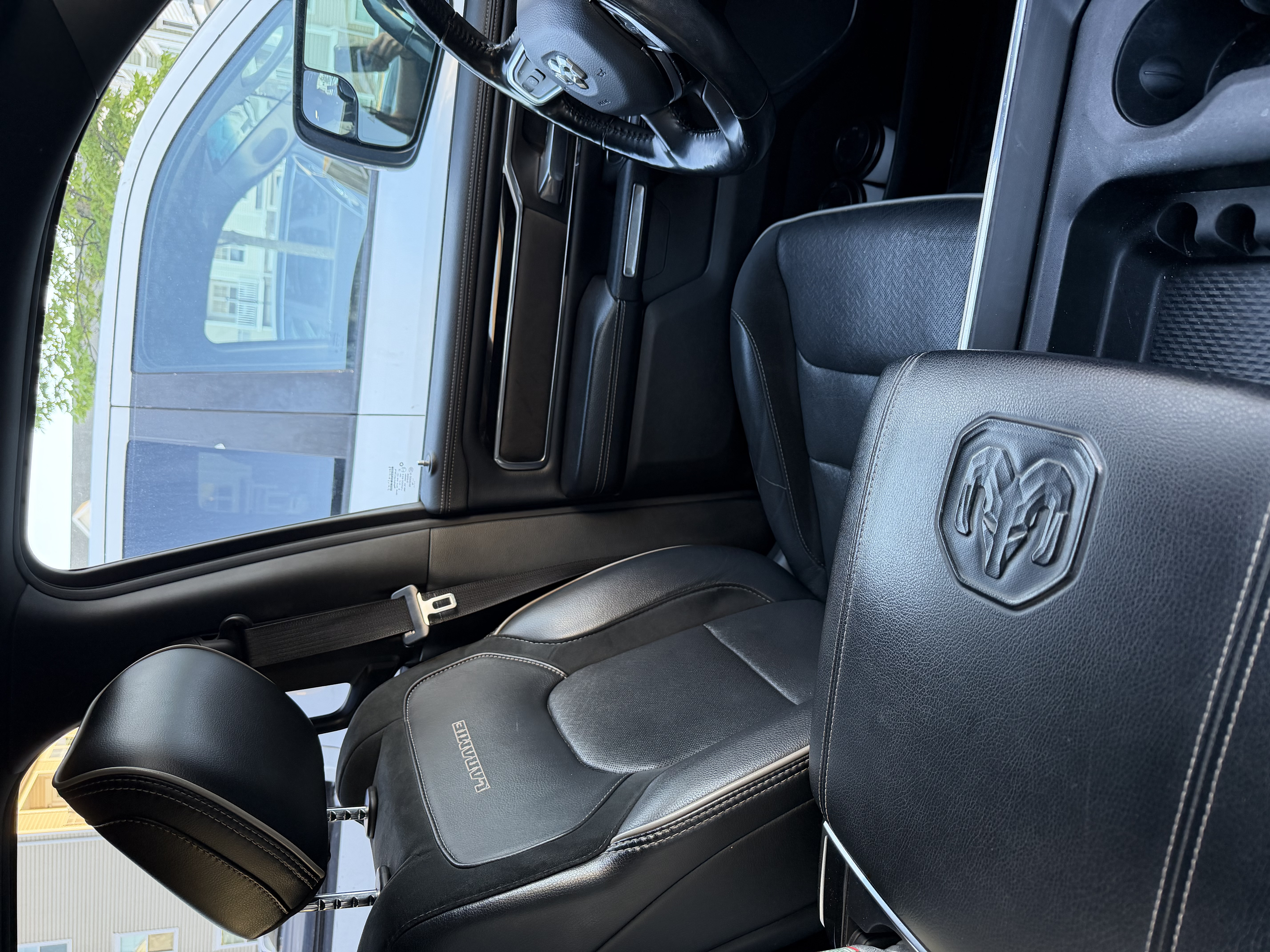 Used 2019 RAM 1500 Laramie AWD/4WD image 9