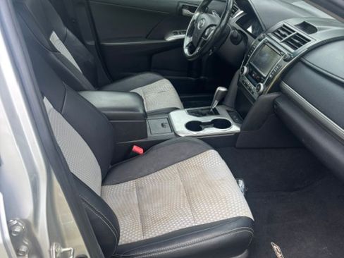 Used 2014 Toyota Camry SE w/ Moonroof Package FWD image 16
