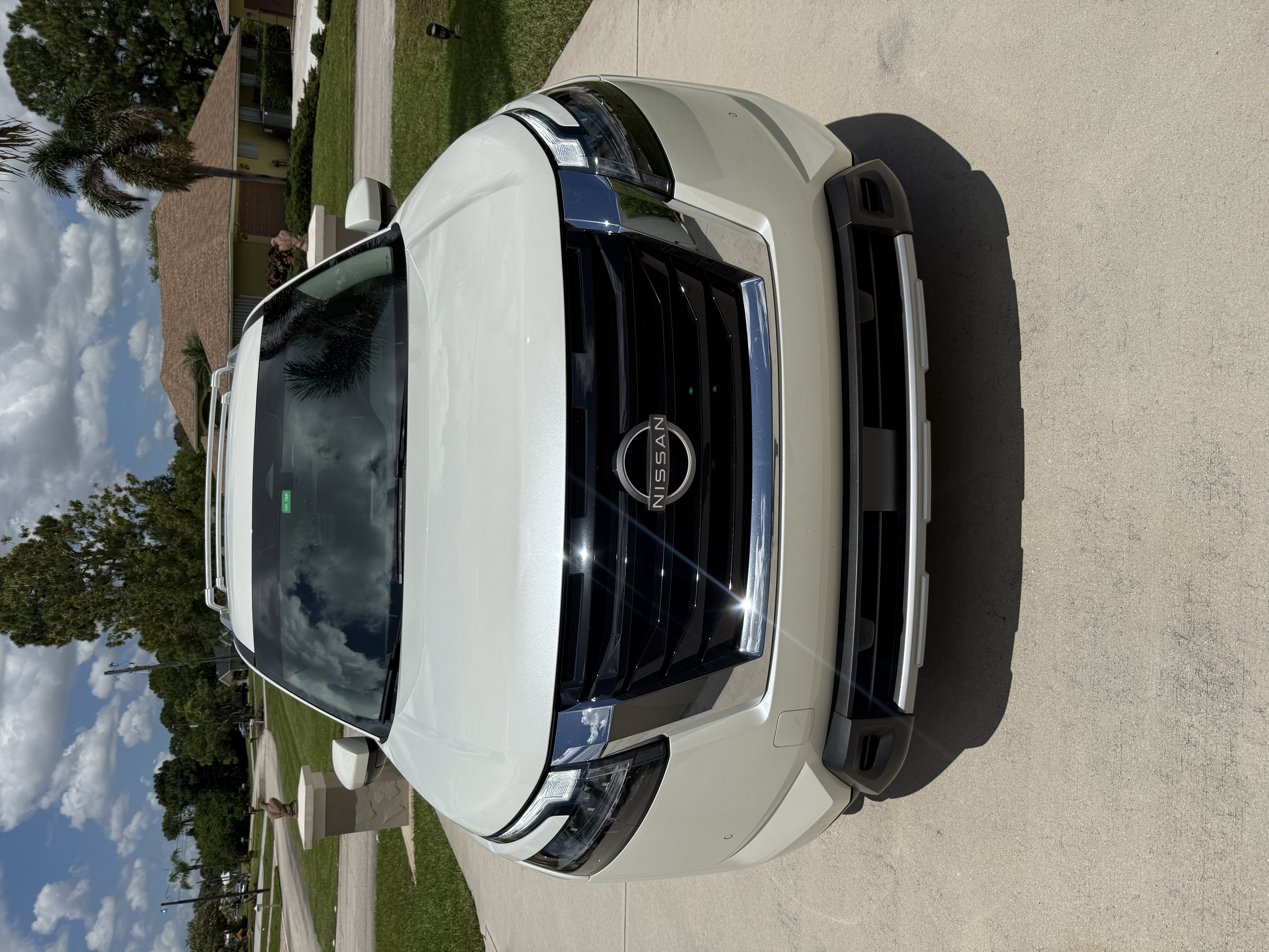 Used 2024 Nissan Pathfinder SL FWD image 1