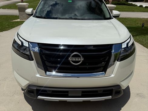 Used 2024 Nissan Pathfinder SL FWD image 1