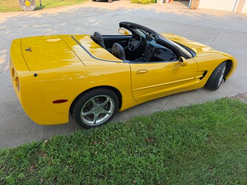 Used 2002 Chevrolet Corvette Convertible w/ Preferred Equipment Group2 RWD image 2