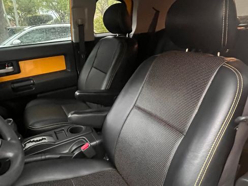 Used 2007 Toyota FJ Cruiser Sport Utility 2D image 9