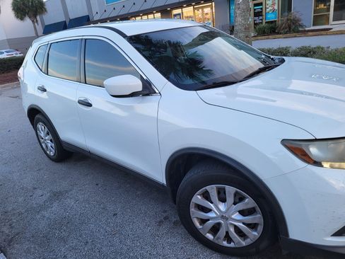 Used 2016 Nissan Rogue S image 2