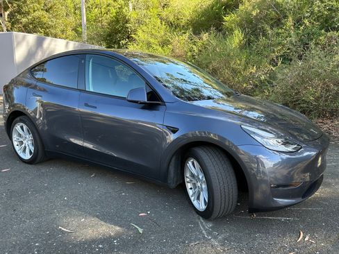 Used 2021 Tesla Model Y Long Range image 9