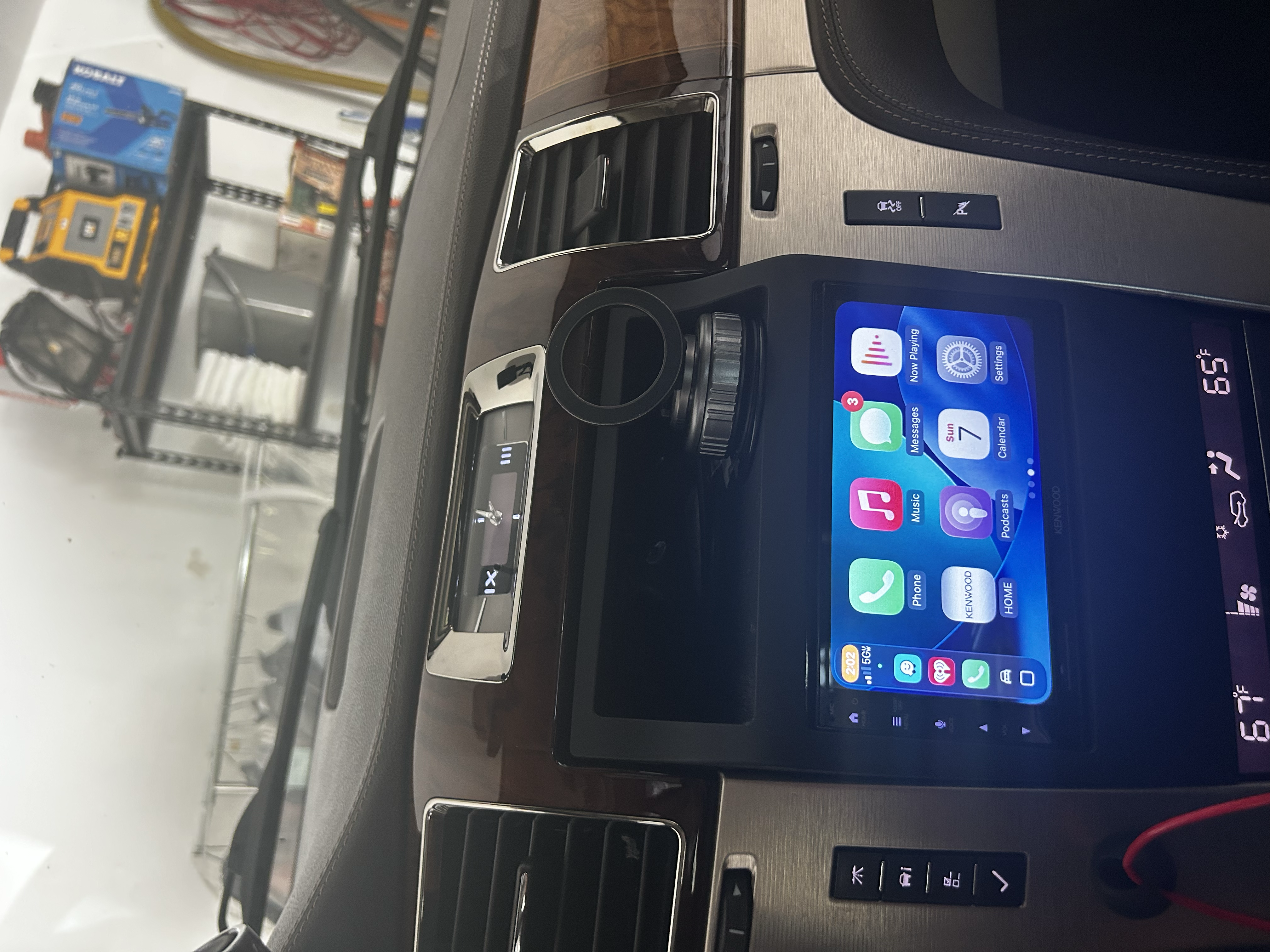 Used 2014 Cadillac Escalade Platinum RWD image 4