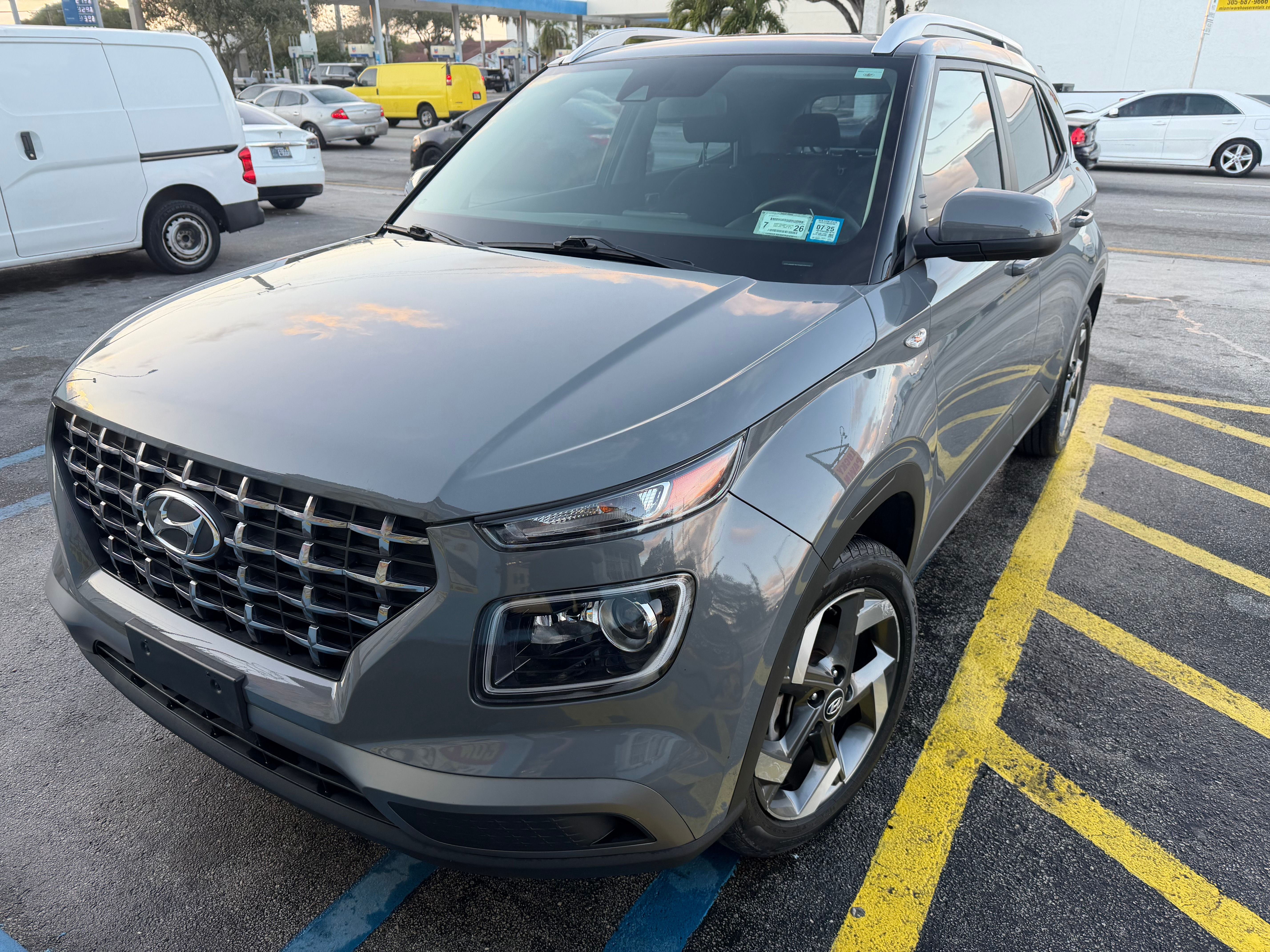 Used 2021 Hyundai Venue SE FWD image 1