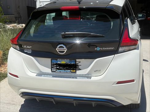 Used 2018 Nissan Leaf SV w/ SV Technology Package FWD image 16