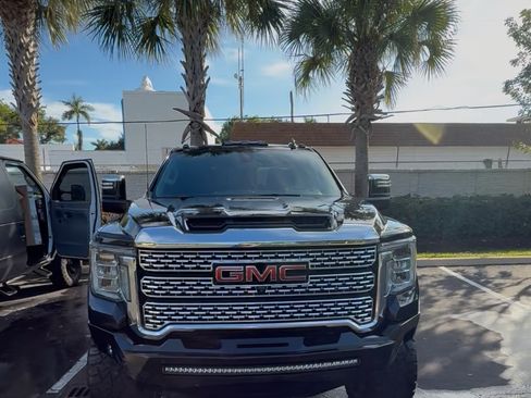 Used 2021 GMC Sierra 2500 Denali w/ Denali Black Diamond Edition image 4