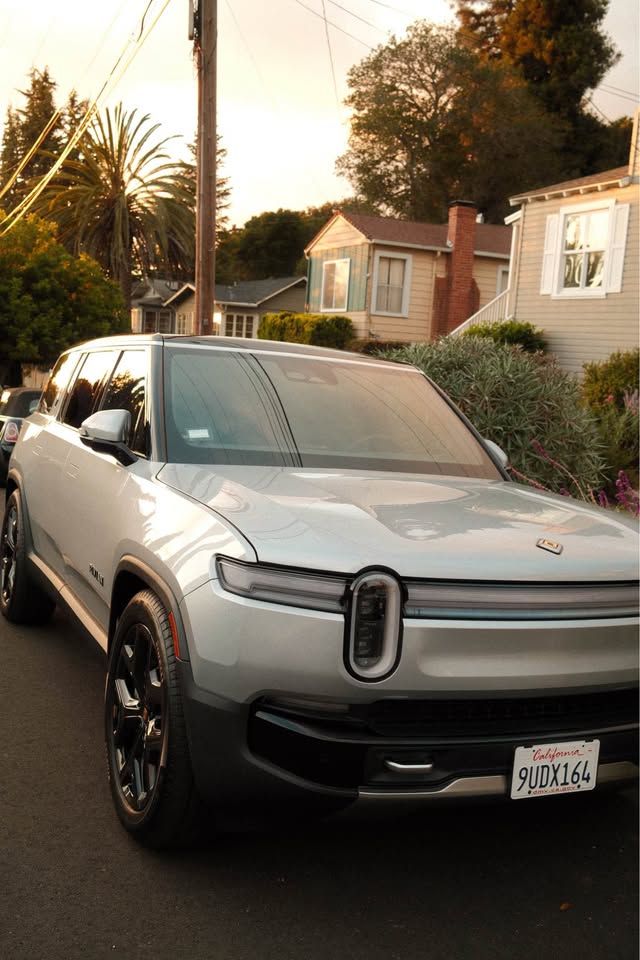 Used 2025 Rivian R1S Adventure Dual AWD/4WD image 1