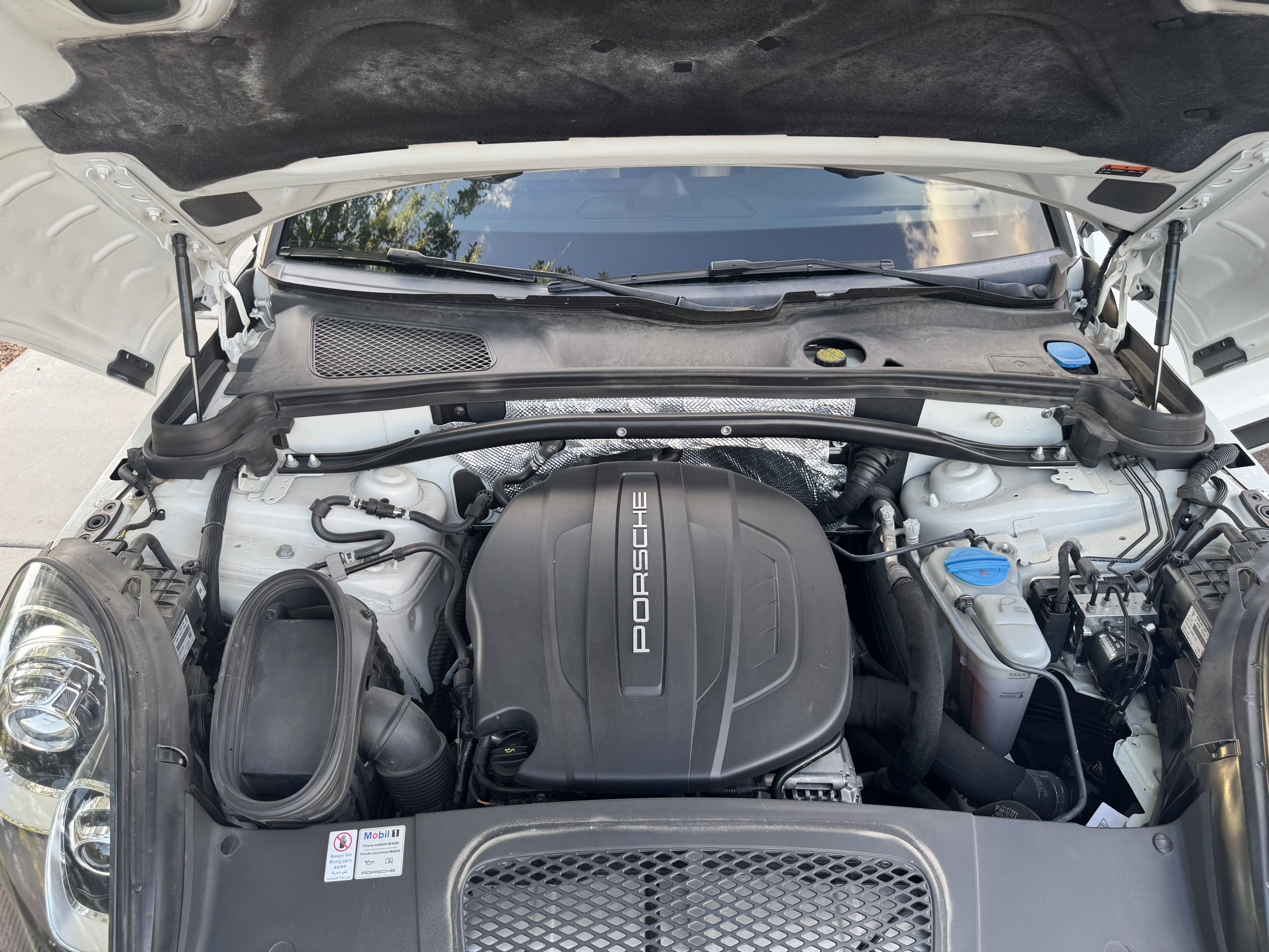 Used 2018 Porsche Macan Sport Edition AWD/4WD image 17