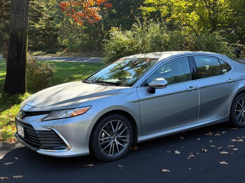 Used 2022 Toyota Camry XLE image 1