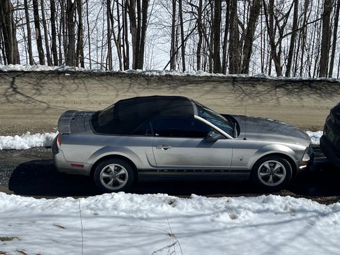 Used 2009 Ford Mustang Premium image 2