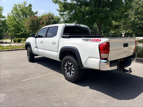 Used 2017 Toyota Tacoma TRD Off-Road AWD/4WD image 14