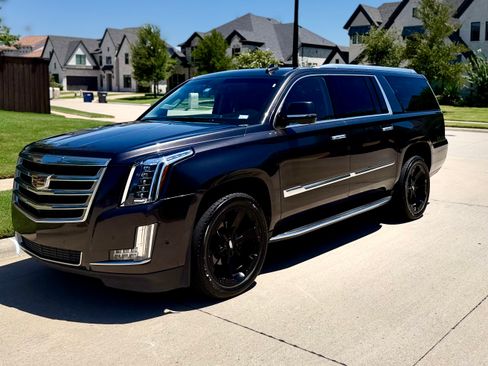 Used 2018 Cadillac Escalade ESV Luxury AWD/4WD image 2