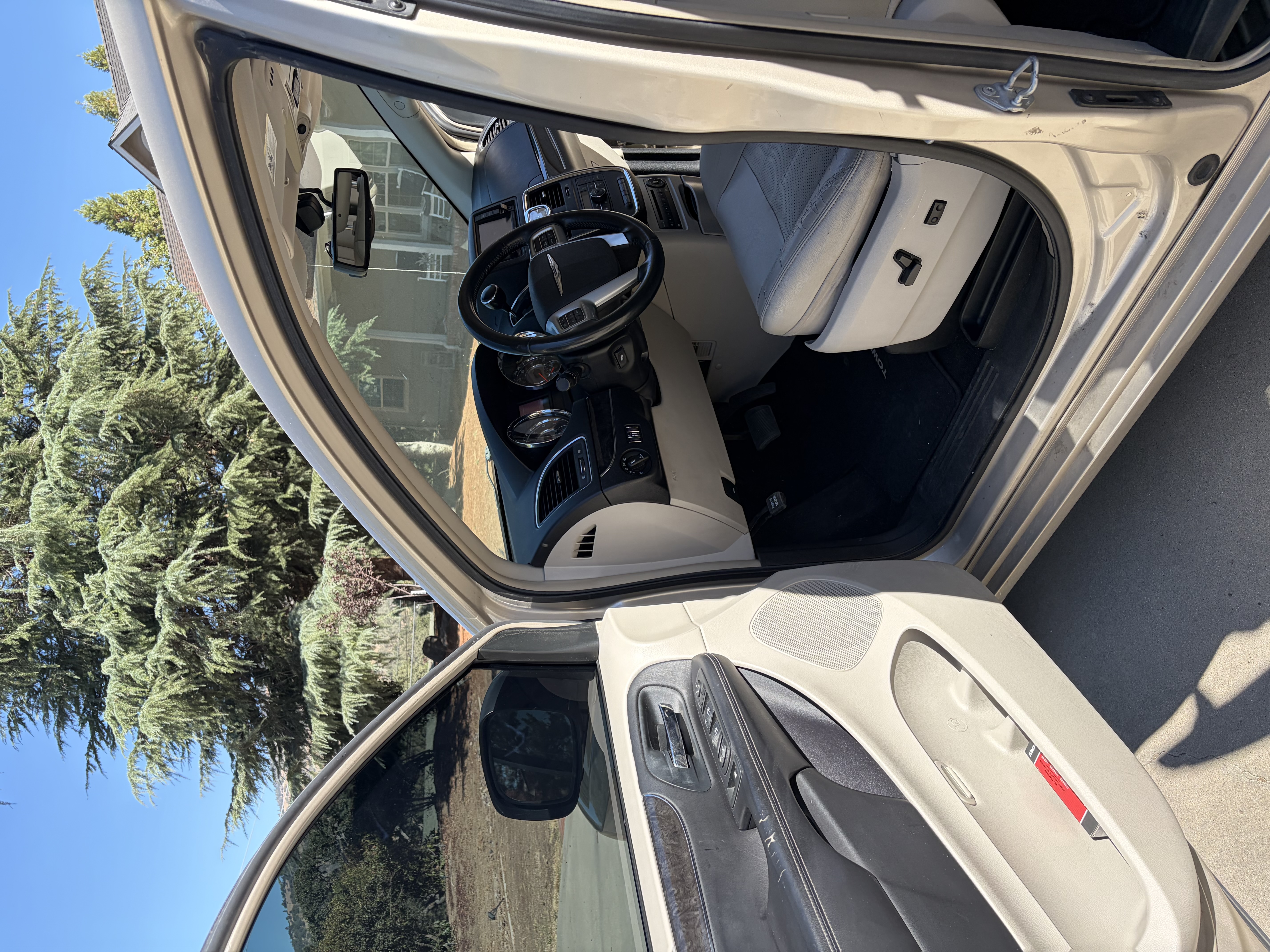 Used 2013 Chrysler Town & Country Touring-L w/ Entertainment Group #2 FWD image 11