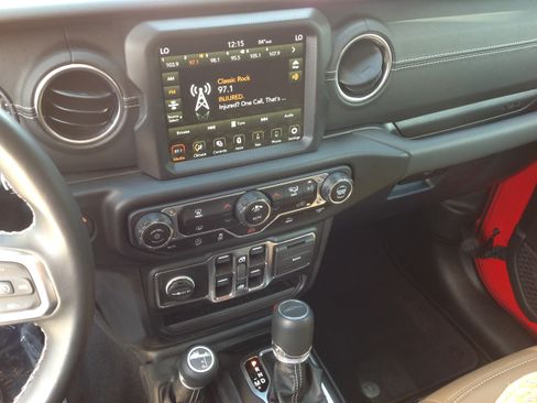 Used 2022 Jeep Gladiator Overland w/ Popular Equipment Package image 4