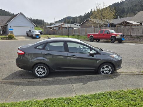 Used 2019 Ford Fiesta SE image 2