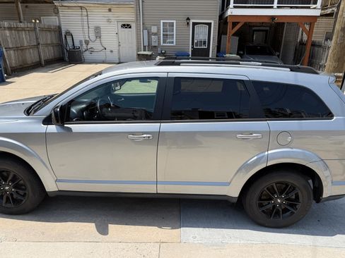 Used 2019 Dodge Journey SE FWD image 2