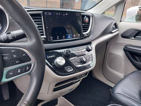 Used 2022 Chrysler Pacifica Touring-L image 4