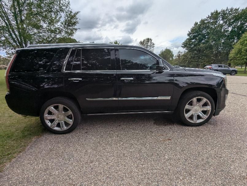 Used 2017 Cadillac Escalade Premium Luxury AWD/4WD image 13