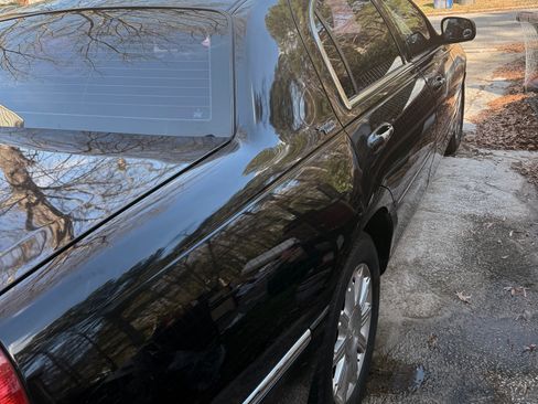 Used 2011 Lincoln Town Car Signature Limited image 13