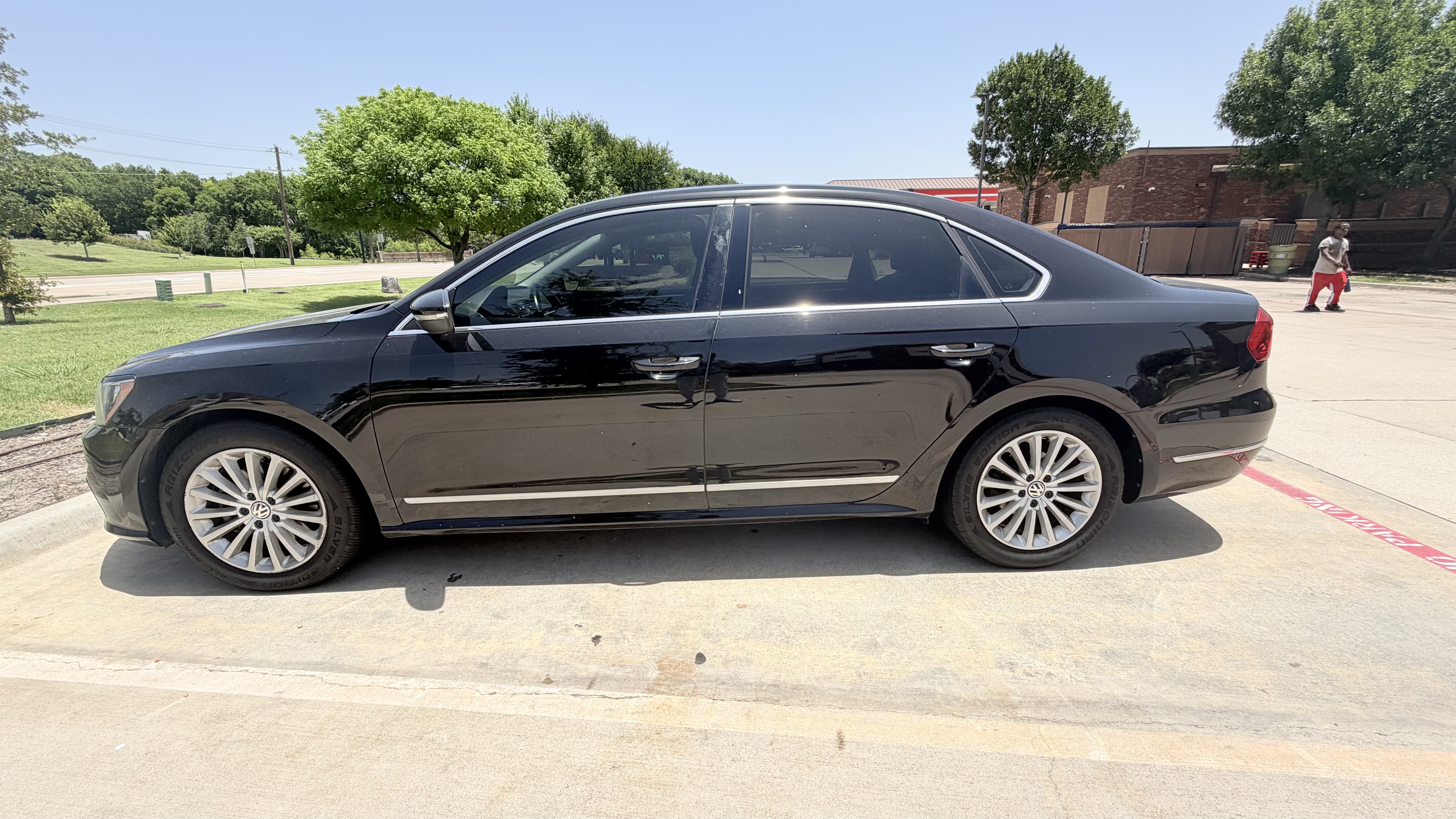 Used 2016 Volkswagen Passat 1.8T SE FWD image 1