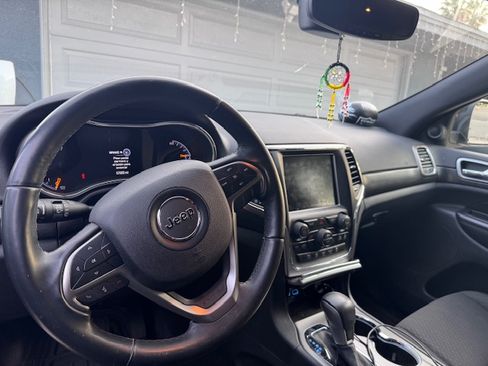 Used 2018 Jeep Grand Cherokee Laredo image 13