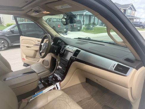 Used 2010 Cadillac Escalade ESV Premium image 13