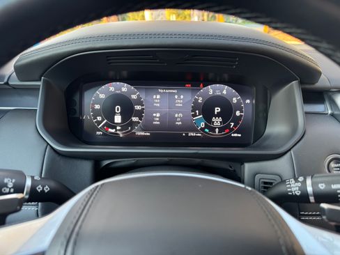 Used 2024 Land Rover Discovery Metropolitan Edition image 2