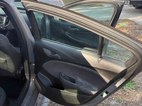 Used 2017 Chevrolet Cruze LT image 6