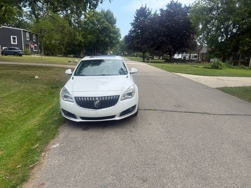 Used 2015 Buick Regal Premium w/ Experience Buick Package FWD image 2