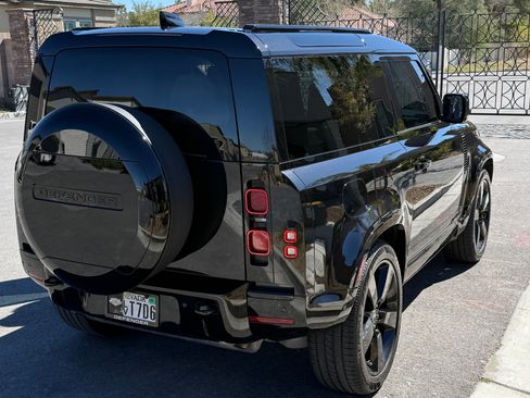 Used 2025 Land Rover Defender 90 X-Dynamic SE image 2