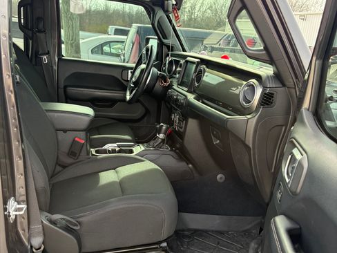 Used 2018 Jeep Wrangler Unlimited Sahara image 11