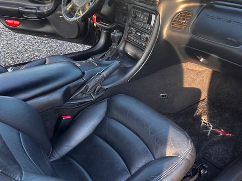 Used 1998 Chevrolet Corvette Coupe w/ Performance Handling Pkg image 20