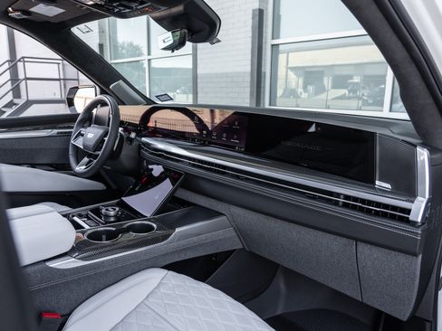 Used 2025 Cadillac Escalade V w/ LPO, ONYX Package image 18