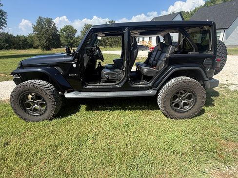 Used 2018 Jeep Wrangler Unlimited Sahara AWD/4WD image 12