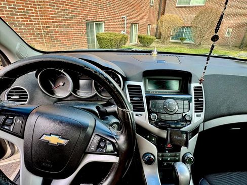 Used 2014 Chevrolet Cruze LT image 2